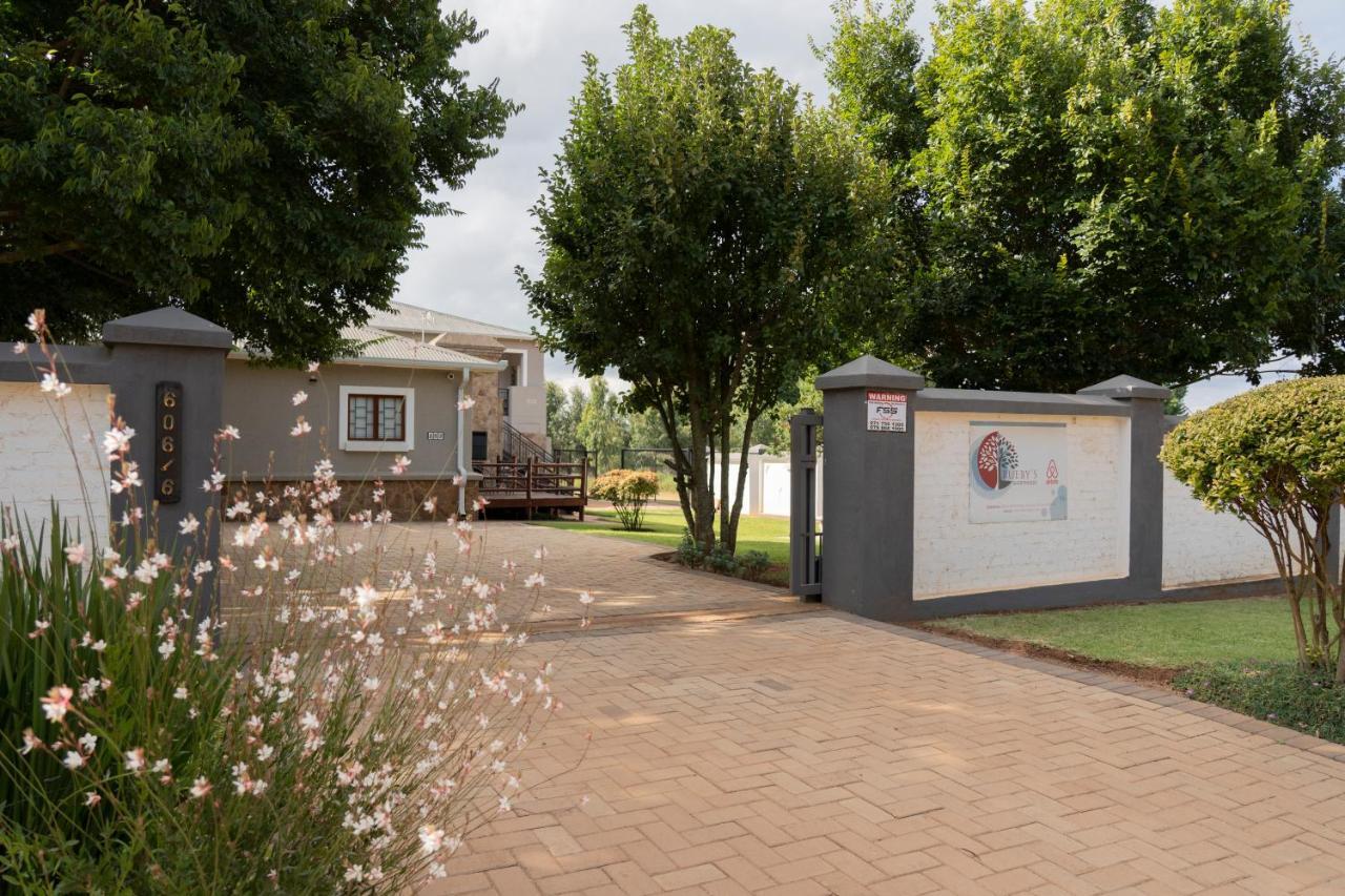 Rueby'S Guesthouse Dullstroom Exterior photo